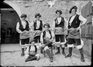 Habitantes de Ansó con trajes típicos (1907)