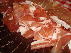 Lonchas de jamón, cecina y lomo, productos de Teruel