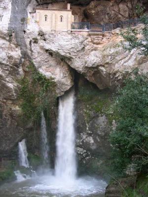 Santa Cueva, en el Santuario de Covadonga, Cangas de Onís 