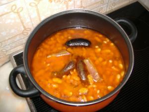 Fabada asturiana, en la que se puede ver el compangu (chorizos, morcillas y tocino)