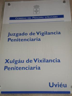 Letrero bilingüe en Oviedo