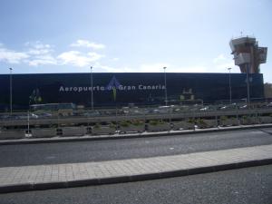 Fachada acristalada del aeropuerto de Gran Canaria (Gando)
