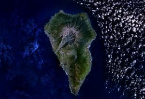 Vista satelital de La Palma. En su centro puede apreciarse el cráter de la Caldera de Taburiente 