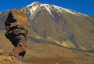 El Teide y el Roque Cinchado, en el parque nacional del Teide en la isla de Tenerife, el segundo parque nacional más visitado del mundo