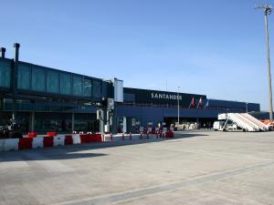 Aeropuerto Seve Ballesteros, ubicado a 5 km de Santander, en el municipio de Camargo 