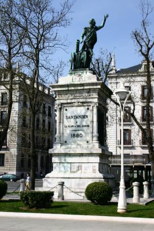Estatua erigida en Santander a la memoria del capitán de artillería Pedro Velarde Santillán, héroe cántabro de la guerra de la Independencia española muerto durante el levantamiento del 2 de mayo de 1808 en Madrid 