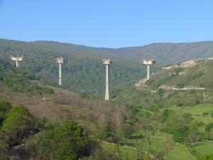Las grandes infraestructuras de comunicación presentan en Cantabria una gran complejidad técnica y medioambiental debido al complicado relieve. Con 145 metros de altura, el viaducto de Montabliz de la autovía A-67 está considerado el puente más alto de España a fecha de su inauguración en enero de 2008[44]