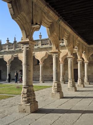 Escuelas menores de la Universidad de Salamanca, cuna de la Escuela de Salamanca y origen del derecho internacional moderno por Francisco de Vitoria 