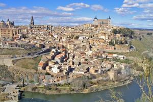 Vista panorámica del casco antiguo de Toledo, ciudad que constituye el primer destino turístico de la comunidad autónoma[112][113]