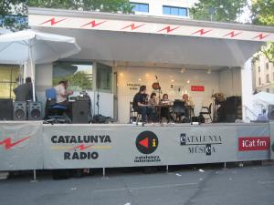 El programa Hem de parlar en directo desde la plaza Cataluña de Barcelona el día de San Jorge 2009