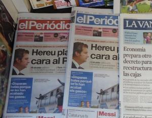 Ejemplares de El Periódico de Catalunya y de La Vanguardia, los dos principales diarios generalistas. Ediciones de El Periódico en castellano (cabecera roja) y en catalán (cabecera azul)