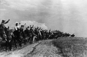 Campesinos extremeños con el puño en alto (1936)