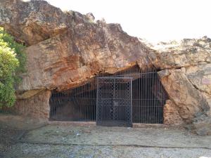 La cueva de Maltravieso tiene pinturas de manos de hace 66 700 años