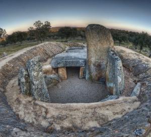 El dolmen del prado de Lácara, 15 km al noreste de Mérida y construido al final del iv milenio a. C., es la mayor tumba de corredor de Extremadura