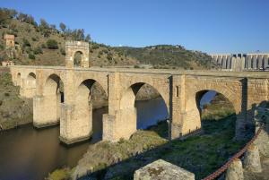 Puente romano de Alcántara sobre el Tajo, del siglo II d. C.