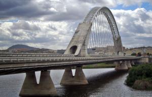 Puente Lusitania, diseñado por Santiago Calatrava, atraviesa el río Guadiana en Mérida 