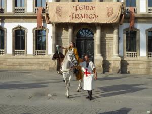 Caballero y dama a caballo en la Feira Franca de Pontevedra.