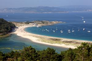 Playa de Rodas, Islas Cíes, elegida por el periódico británico The Guardian como la más hermosa del mundo[63]