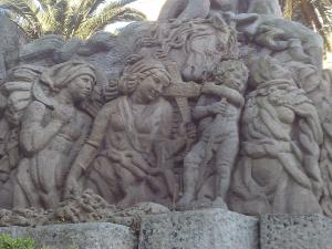 Representación del pueblo gallego por Francisco Asorey en el monumento a Curros Enríquez en La Coruña 