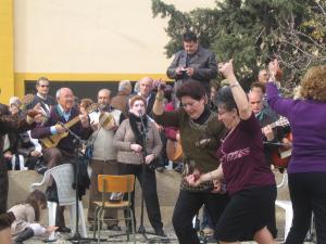 Músicos y bailaoras espontáneas de la Cuadrilla de Ánimas de la Zarzadilla de Totana, durante el Encuentro de Aguaderas de 2008 