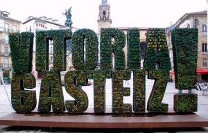 Símbolo vegetal de la European Green Capital 2012-2013, en la plaza de la Virgen Blanca de Vitoria 