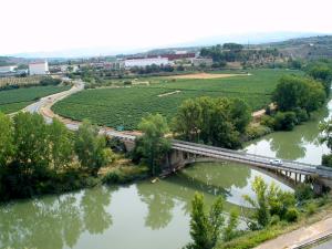 Puente sobre el río Ebro, comunicando Lapuebla de Labarca y el término municipal de Fuenmayor