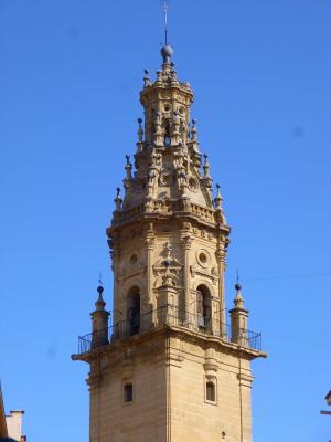 Iglesia de Santa María de la Asunción. La torre es conocida como La Giralda por la veleta que la corona.