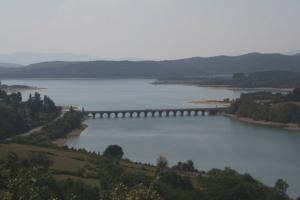 Puente de Elosu-Ollerías sobre el embalse de Urrúnaga