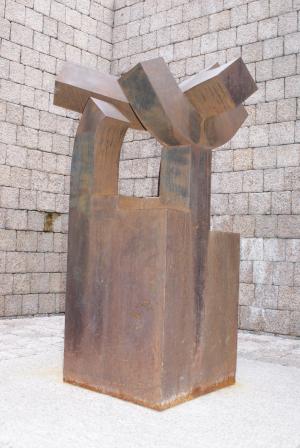 Homenaje a Los Fueros, 1981, de Eduardo Chillida, plaza de los Fueros