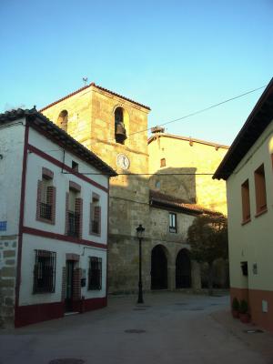 Iglesia de Santa Lucía y calle de la localidad