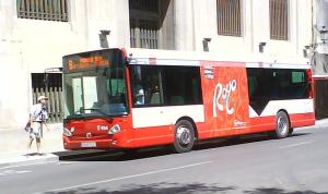 Autobús urbano de Albacete realizando una parada reglamentaria en el centro de Albacete