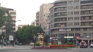 Plaza del Sembrador, en cuya zona central se encuentran El Sembrador (en primer plano) y la fuente de las Ranas (en segundo)