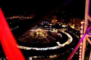 Imagen nocturna de la Feria de Albacete, que recibe anualmente más de dos millones de visitantes