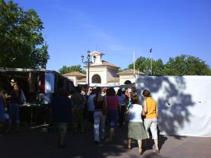 El popular mercado al aire libre Los Invasores tiene lugar los martes en los Ejidos de la Feria y parte del Recinto Ferial de Albacete 