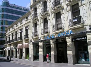 Centro Comercial Calle Ancha en la calle Tesifonte Gallego, conocida como la «milla de oro» de Albacete