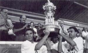El Albacete Balompié de la época del Queso Mecánico levantando un trofeo 