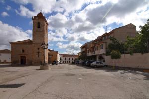 Plaza de Castilla-La Mancha, Iglesia y Ayuntamiento