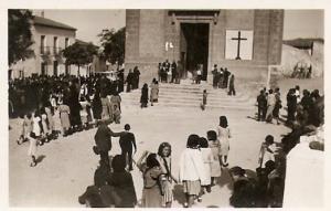 Plaza de la iglesia durante una celebración en la década de 1920.