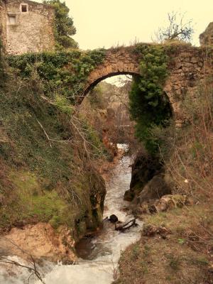 Acueducto medieval sobre el arroyo Morote.