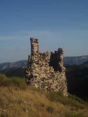 Vista lateral del Castillo de La Vegallera fechado en el siglo XII.