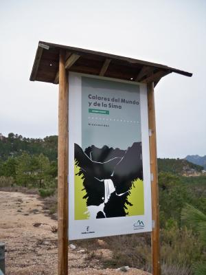 Hito de entrada al parque natural de los Calares del Río Mundo y de la Sima cerca de El Pardal.