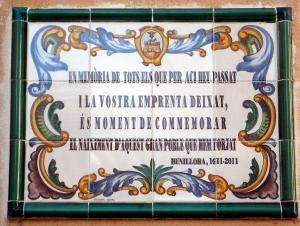 Placa conmemorativa en la fachada del Ayuntamiento de Benilloba con motivo del 400 aniversario del otorgamiento de su Carta Puebla (1611-2011)