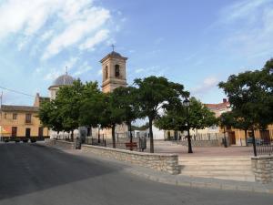 Plaza de España vista desde el ayuntamiento; esta plaza, construida a raíz de la independencia municipal de Campo de Mirra, es el centro de la localidad.