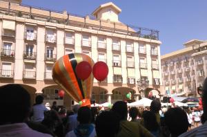 Suelta de globos en la Plaza Mayor