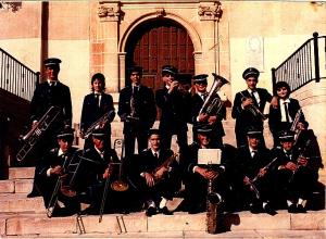 Grupo de la Banda de Música «La Lira» en 1982. Detrás: la Iglesia de Nuestra Señora de las Nieves de Monforte del Cid.
