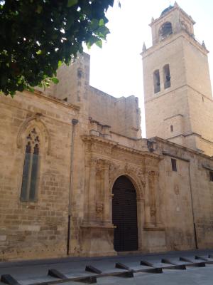 Portada renacentista de la catedral oriolana y su torre