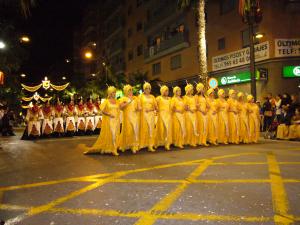Una Filada de las fiestas de Moros y Cristianos desfilando por la avenida Alicante.