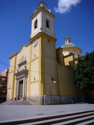 Fachada principal de la Iglesia San Vicente Ferrer, construida donde se hallaba la antigua ermita.