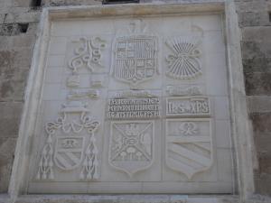 Escudos de la fachada este de la Iglesia de Santiago, destruidos durante la guerra civil, y restaurados en 2007.[79]