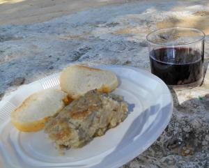 Una porción de gachamiga y un chato de vino gachamiguero, en el marco de las Fiestas del Medievo.